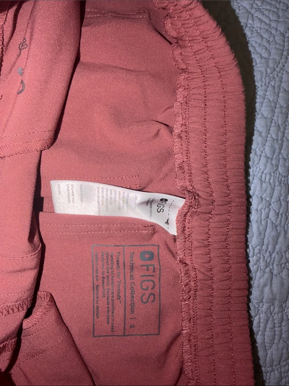 FIGs women’s Yola scrub pants in Mauve - Picture 2 of 3